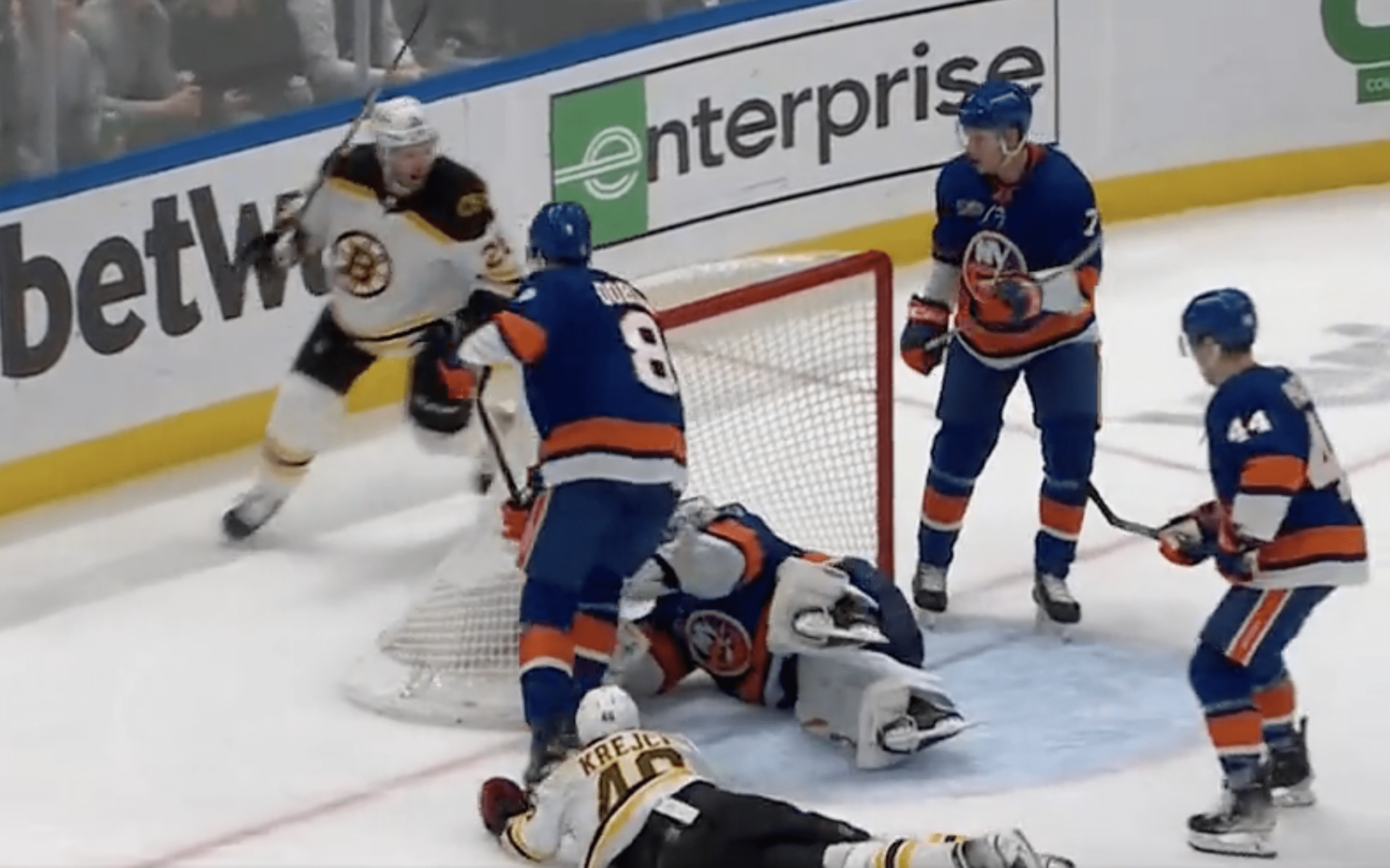 Clutterbuck, Varlamov lead Islanders to 3-1 win over Bruins